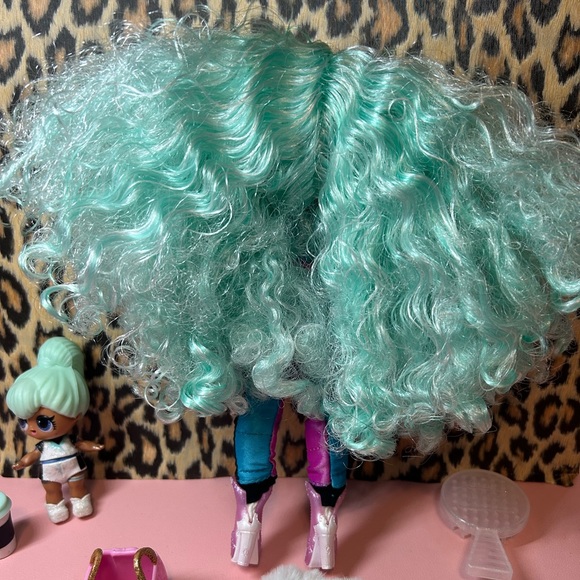 Lol OMG Icy Gurl Doll, Haircut, with tot and extra accessories - Picture 5 of 6